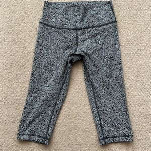Lululemon Wunder Under Crop high-rise pattern black and white size 8.